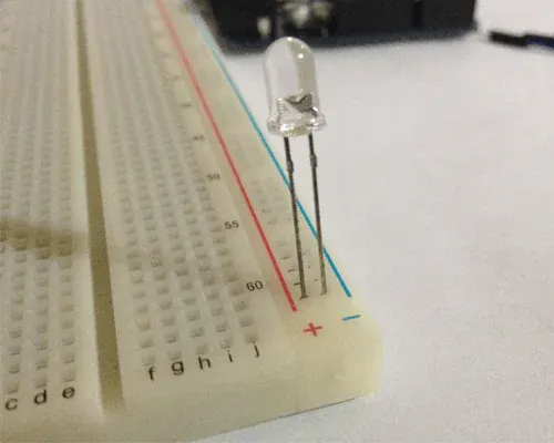 Conecte o LED no Arduino. Atenção com os pinos positivo e negativo.